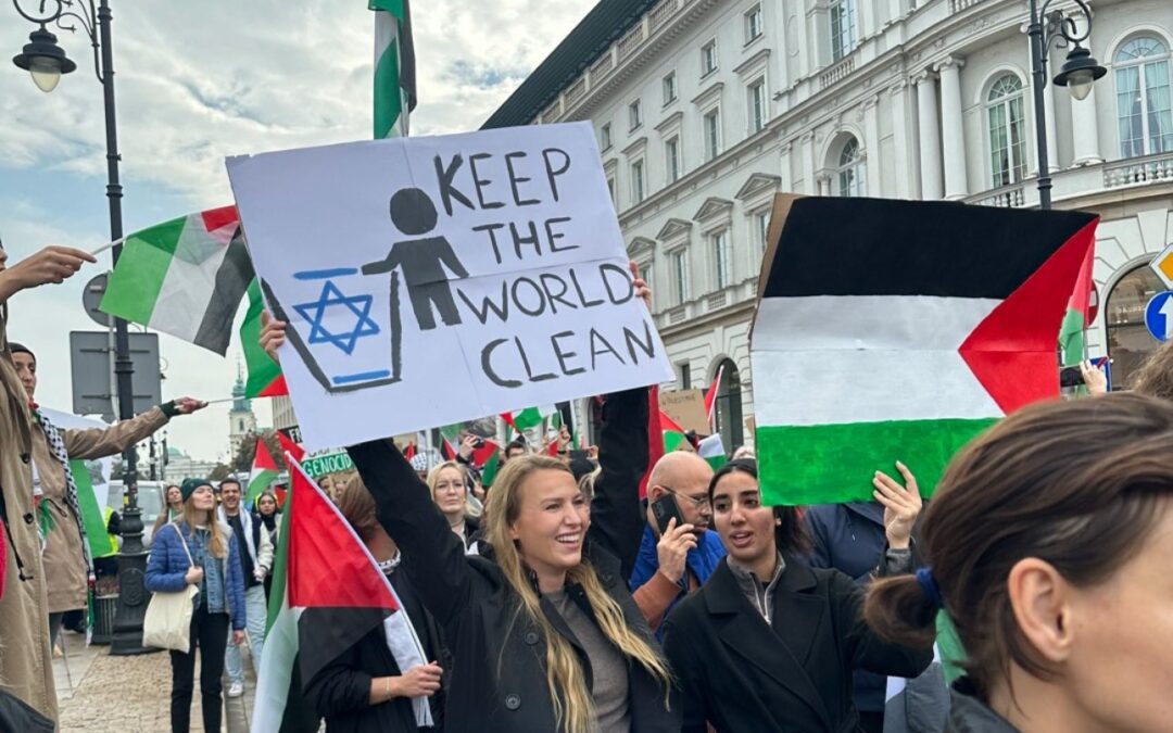 Warsaw university suspends Norwegian student over “Keep world clean” banner at Palestine march