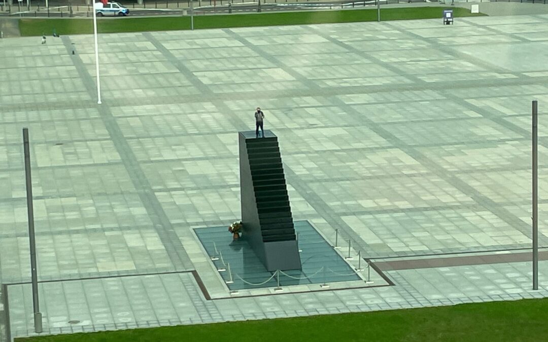Man climbs Warsaw monument and reportedly threatens to blow himself up