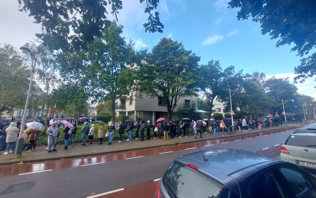 “I’ve never been so happy to stand in a queue”: Poles abroad vote in record numbers