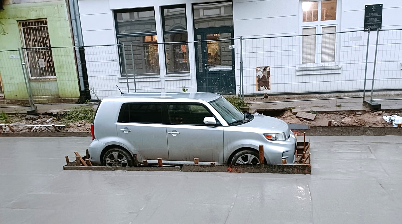 Polskie miasto betonuje zaparkowany samochód po tym, jak właściciel go nie usunie