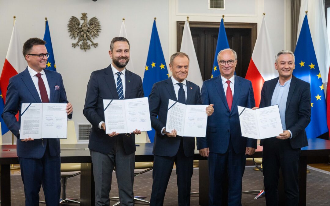Polish opposition groups sign agreement setting out programme for future coalition government