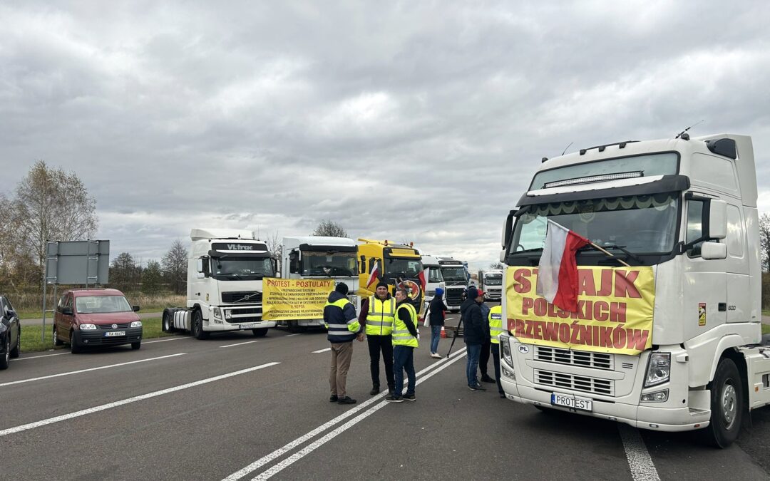 Polish truckers block Ukraine border crossings, demanding restoration of prewar entry limits