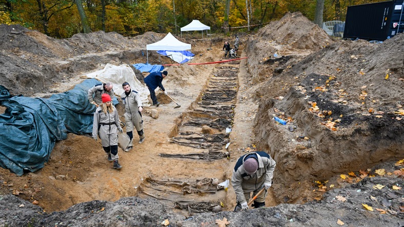 Szczątki 100 osób znalezione w masowych grobach w pobliżu byłego niemieckiego obozu nazistowskiego w Polsce