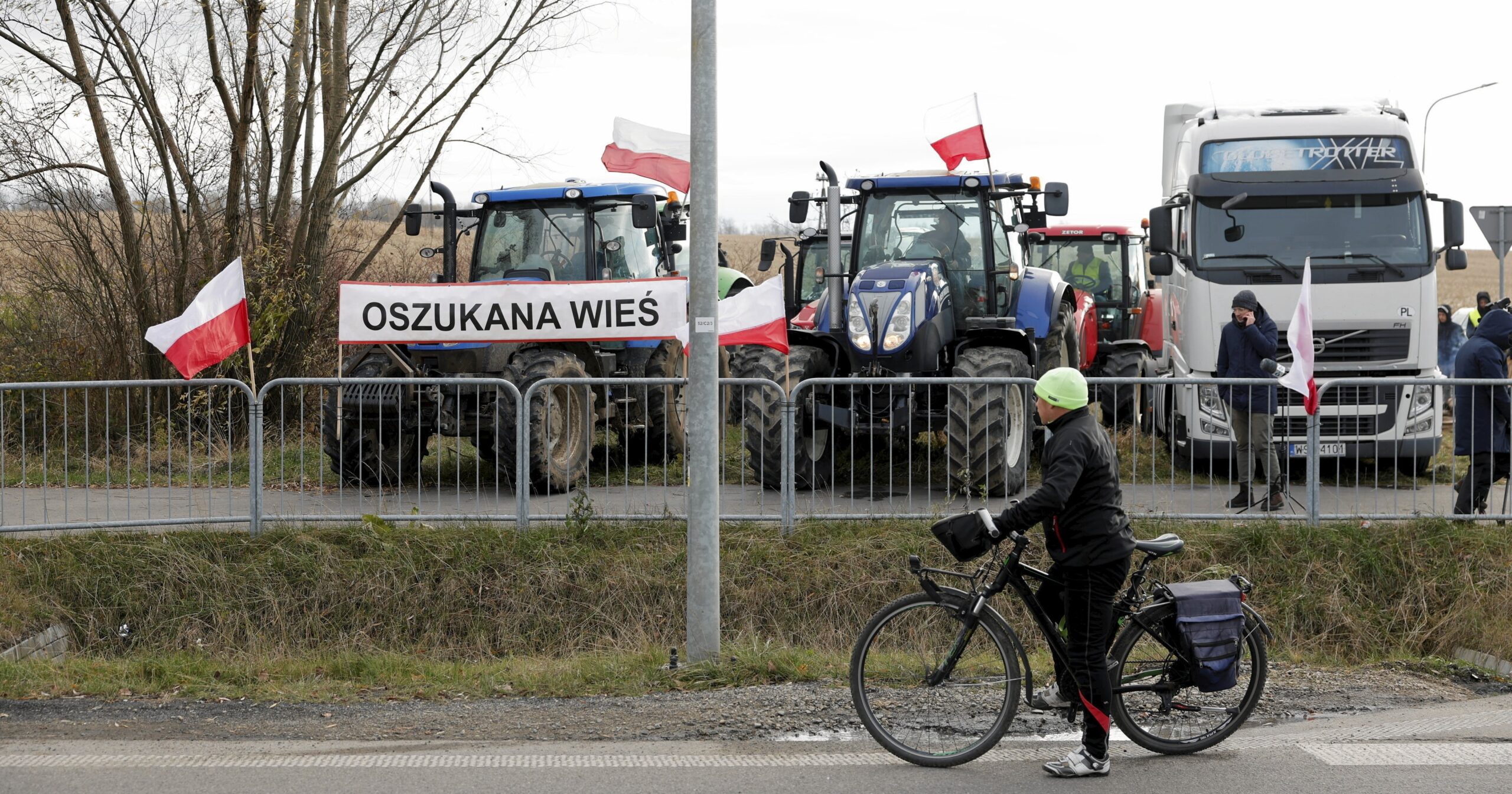 Polish farmers suspend protest at Ukraine border crossing but truckers ...