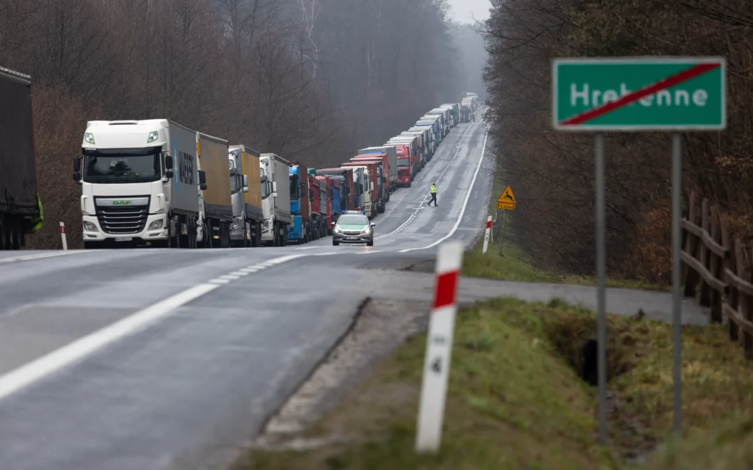 Truckers suspend blockade of Ukraine border after agreement with Polish government