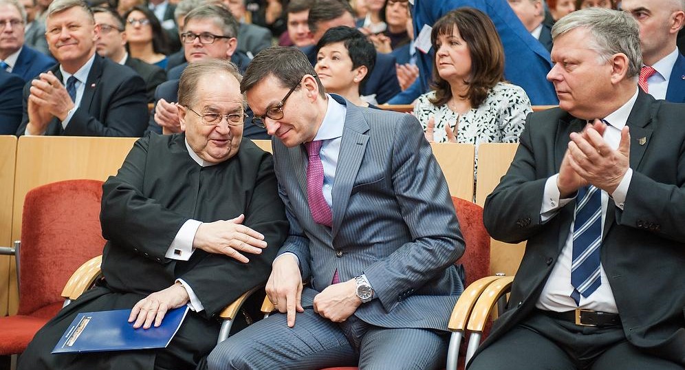 Nowy polski rząd nakazał zwrot państwowych funduszy kolegium księży zrzeszonych w PiS