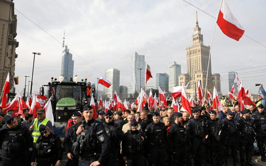 Thousands of farmers protest in Warsaw against EU climate policies and Ukrainian imports