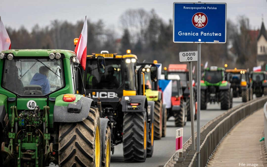 Polish farmers begin blockade of Slovak border to stop Ukrainian grain imports