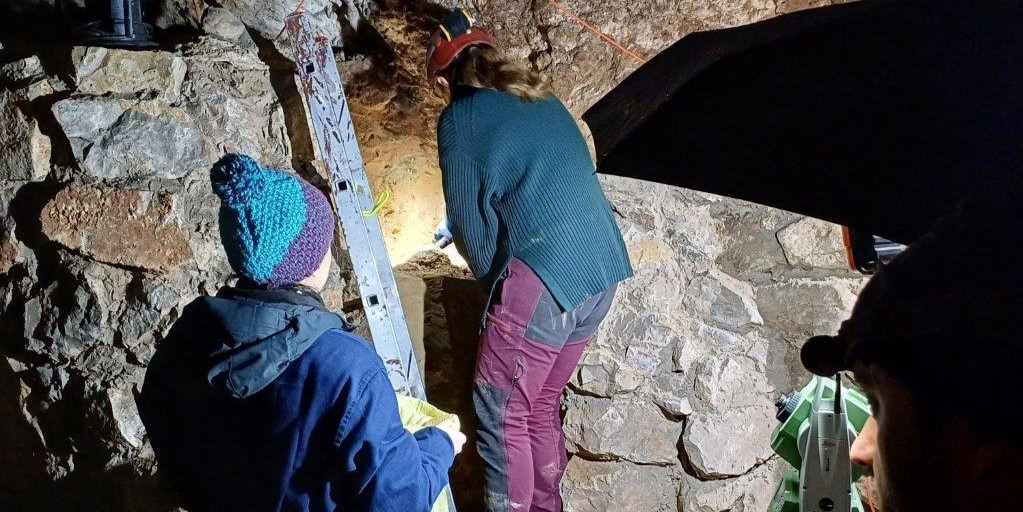 никитские пещеры в подмосковье. собачья пещера. пещеры пропадают люди. пещеры пропадают люди. заблудился в пещере.