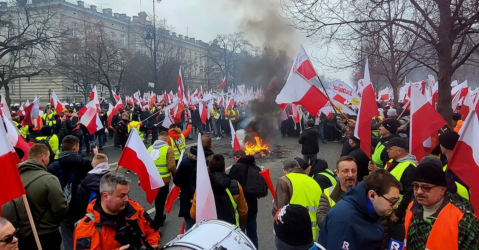 W Warszawie wybuchają starcia pomiędzy protestującymi rolnikami a policją