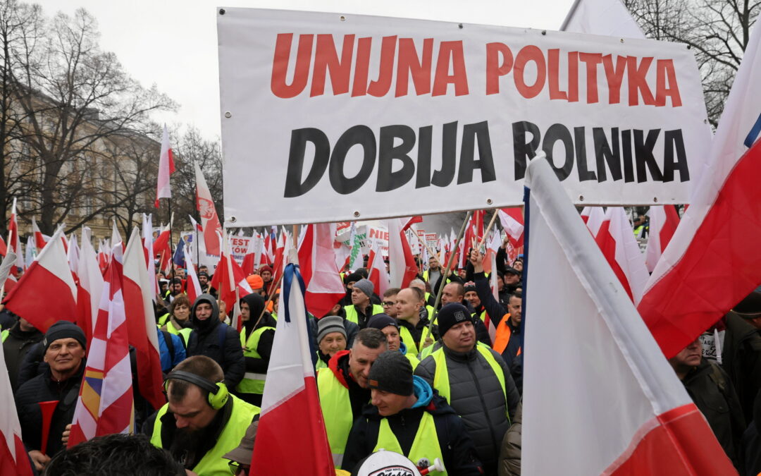 Protesting farmers clash with police in Warsaw