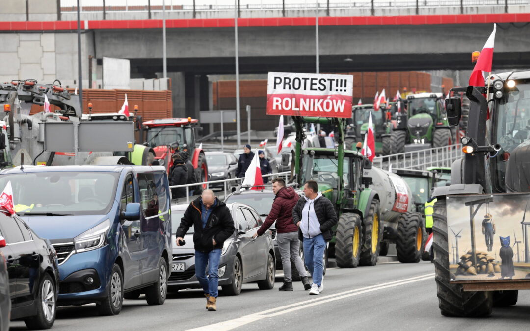 Tens of thousands of farmers join blockades around Poland in largest protest so far