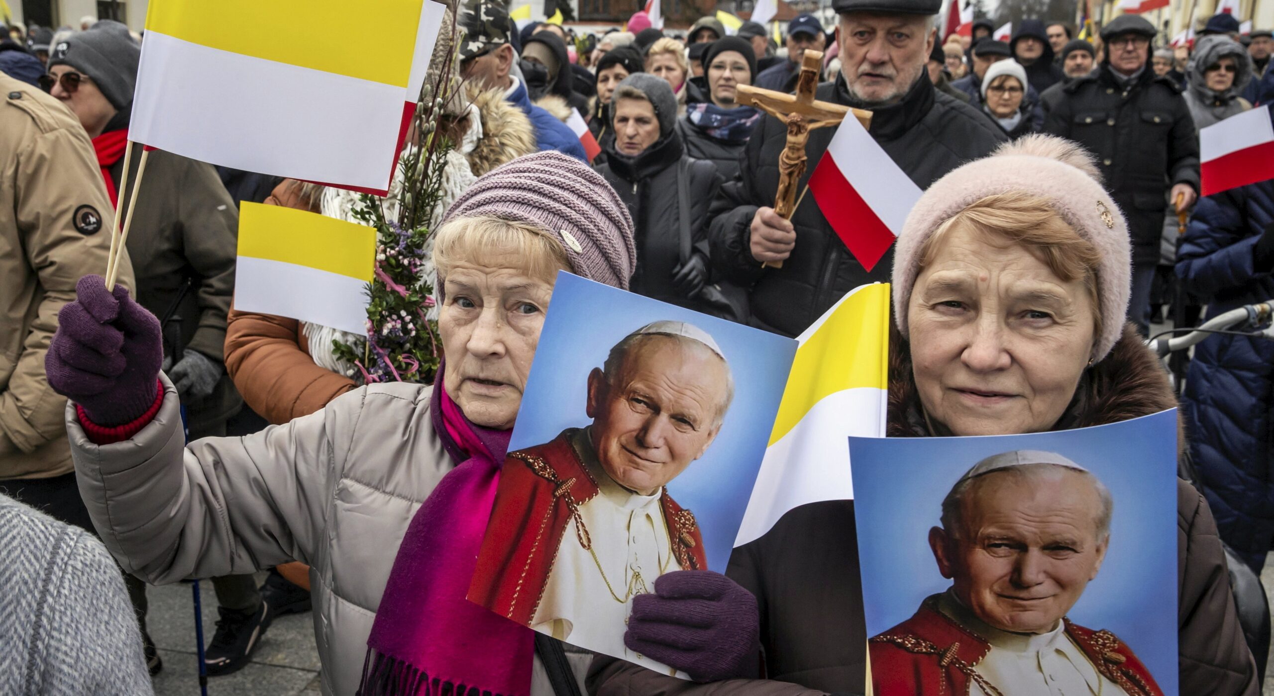 Polska nakłada karę na amerykańską telewizję za „stronnicze” relacje na temat reakcji Papieża na molestowanie dzieci