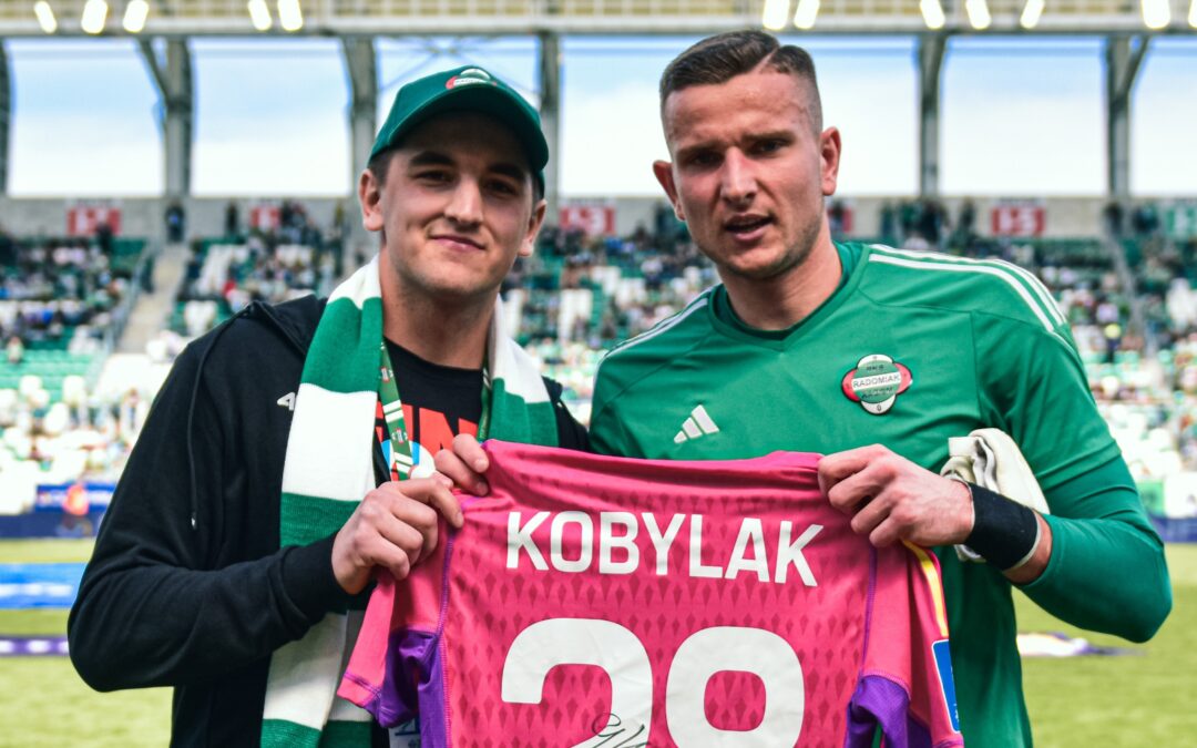 Polish football fan completes 100 km charity walk to meet goalscoring keeper