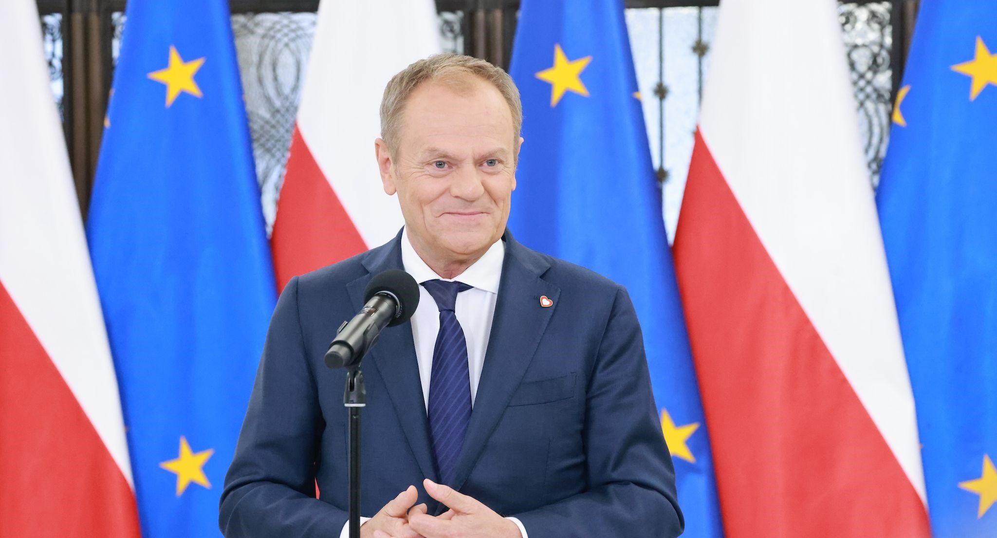 „Za pięć lat Polacy będą bogatsi od Wielkiej Brytanii” – obiecuje Tusk, wychwalając korzyści płynące z członkostwa w UE.