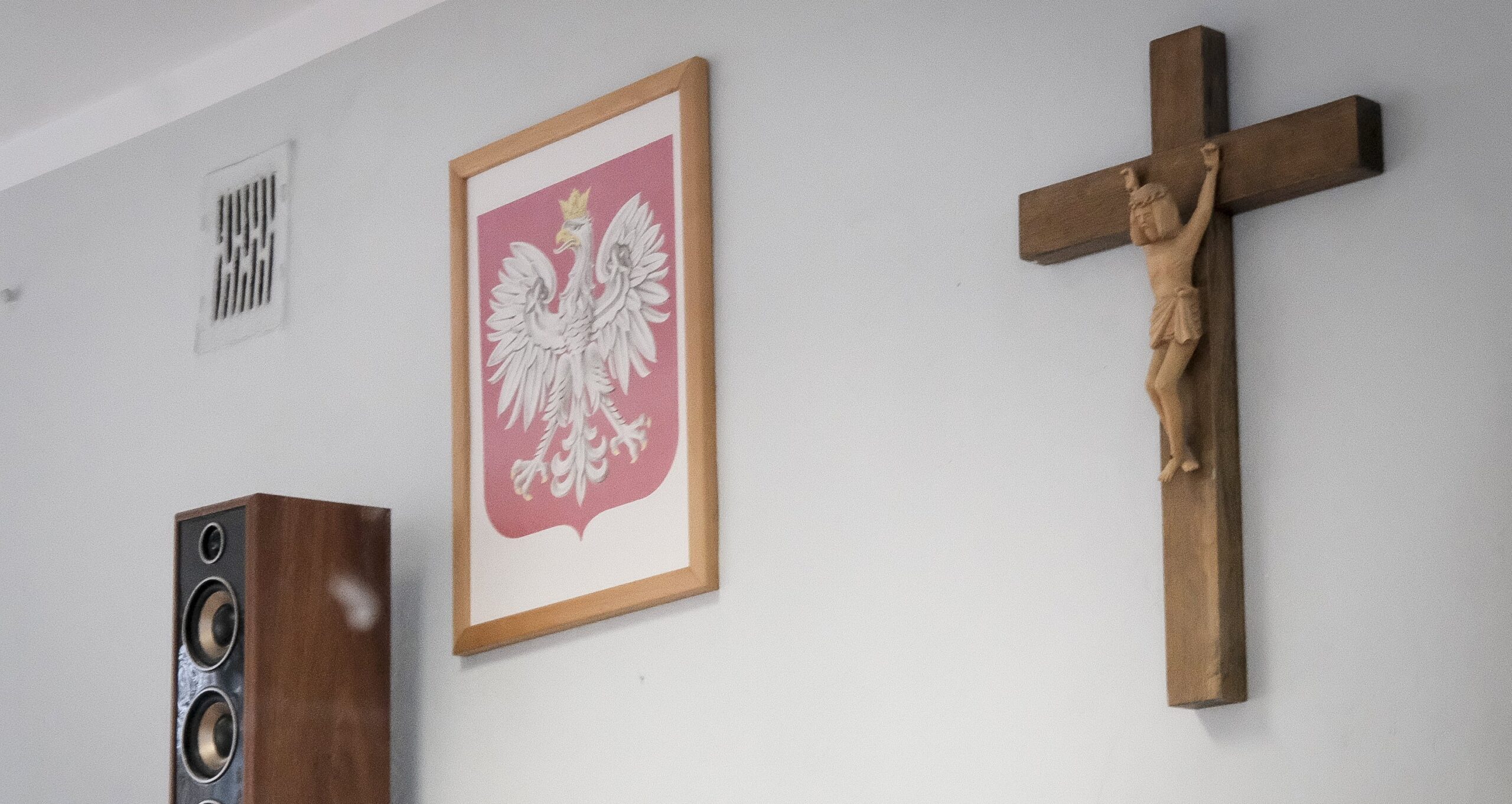 Warszawa zakazuje umieszczania symboli religijnych w ratuszu i wymaga od personelu respektowania preferowanych zaimków