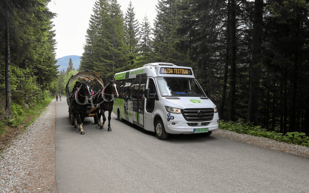 Polish mountain park completes test of bus that could replace overworked horses