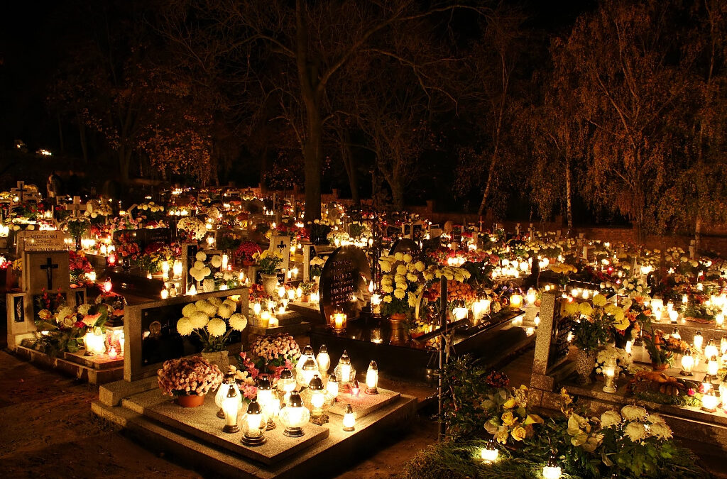 Polish cities encourage more environmentally friendly grave decorations ahead of All Saints’ Day