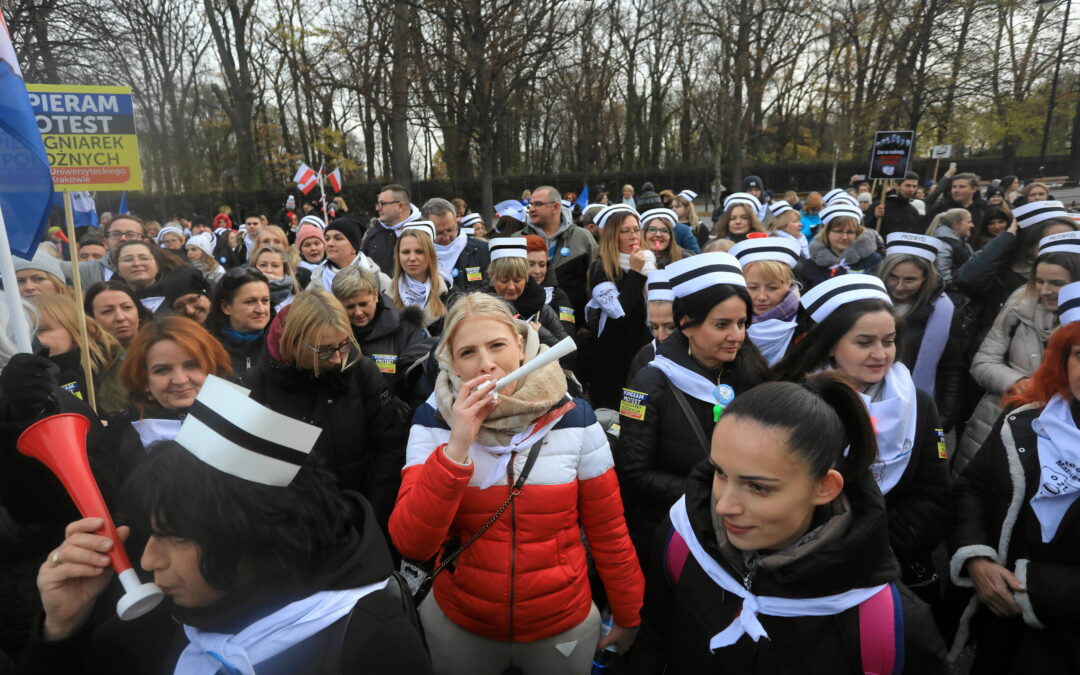 Healthcare workers protest in Warsaw for higher wages and more staff