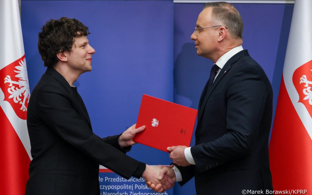 Hollywood star Jesse Eisenberg receives Polish citizenship from president