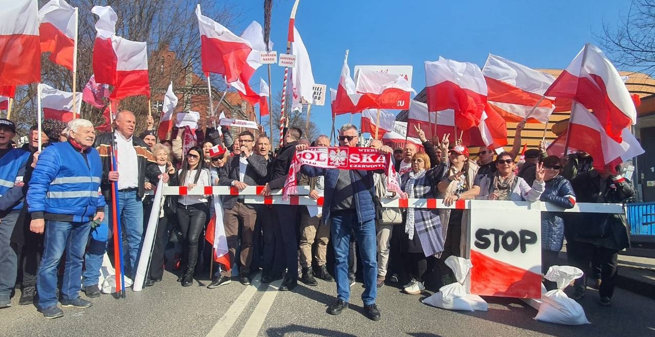 Hundreds protest on border against German migrant deportations to Poland