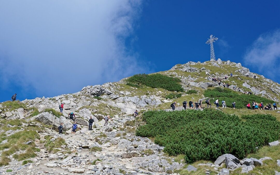 Men fined for night hike to illuminate cross on Polish mountain on pope death anniversary