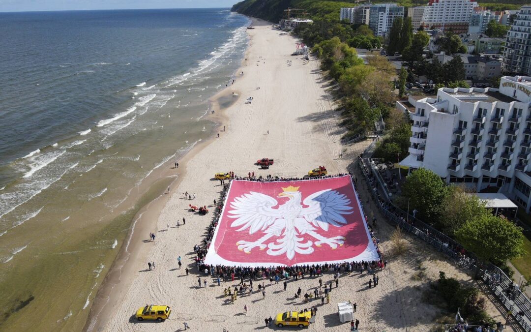 Town breaks record for biggest Polish coat of arms on Constitution Day