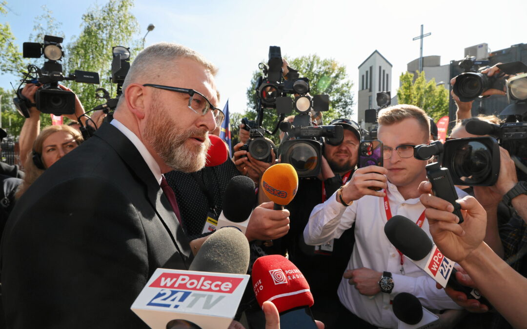 Far-right presidential candidate investigated over removal of Ukrainian flag from Polish city hall