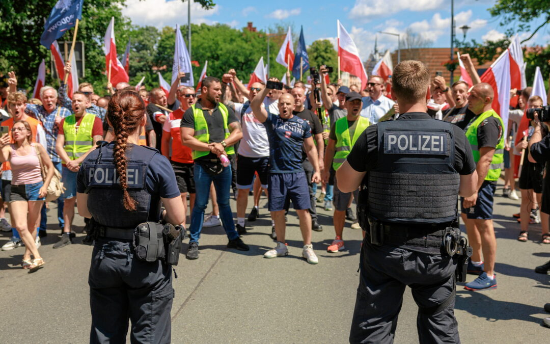 Polish government criticises “citizen patrols” blocking migrant returns on German border
