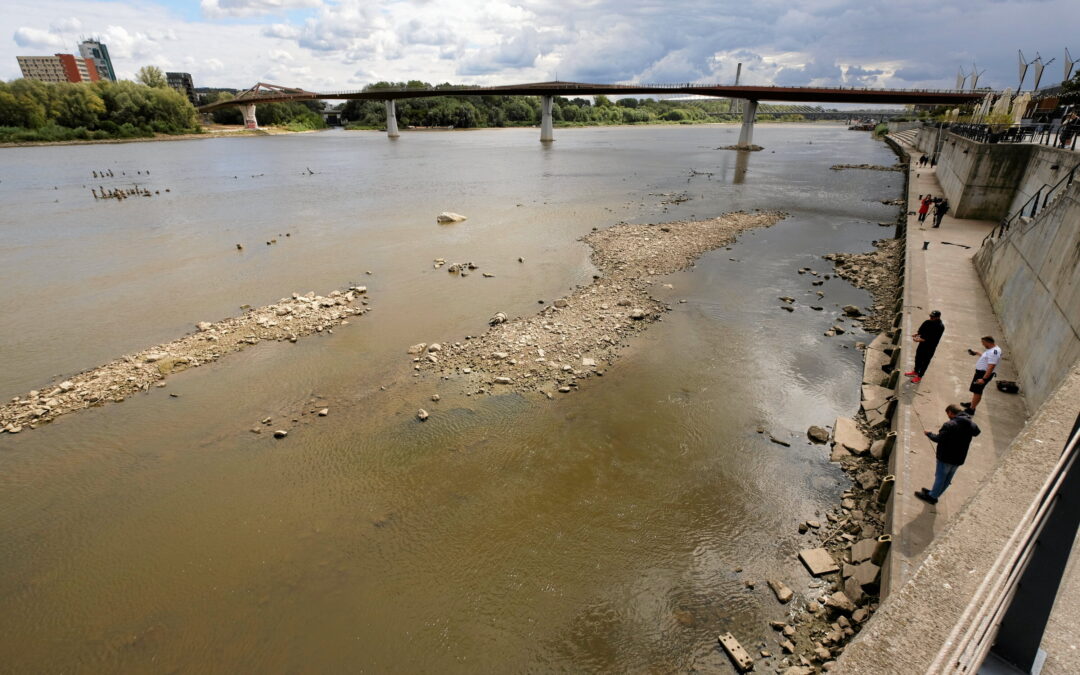 Water level falls to record low of 7cm in Warsaw’s Vistula river