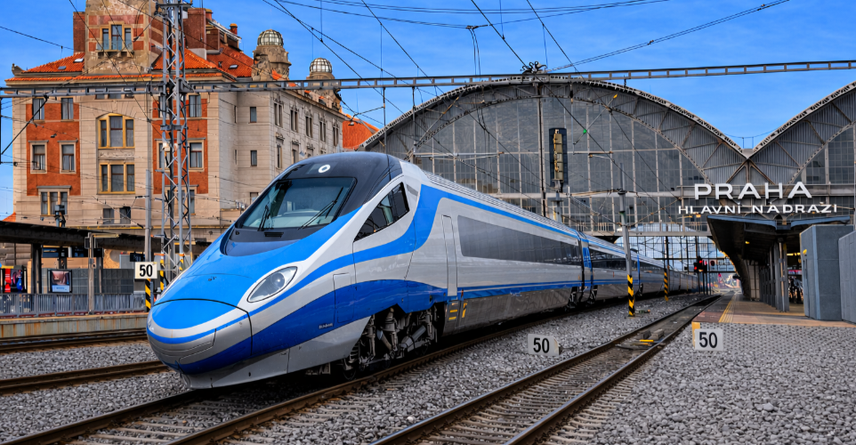 Polish high-speed Pendolino train start running in Czech Republic
