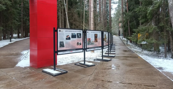 Russia installs exhibition on “Polish Russophobia” outside Katyn cemetery