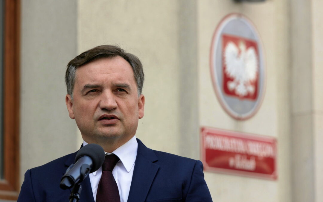 Former Polish justice minister granted asylum by Orbán flees from Hungary to US