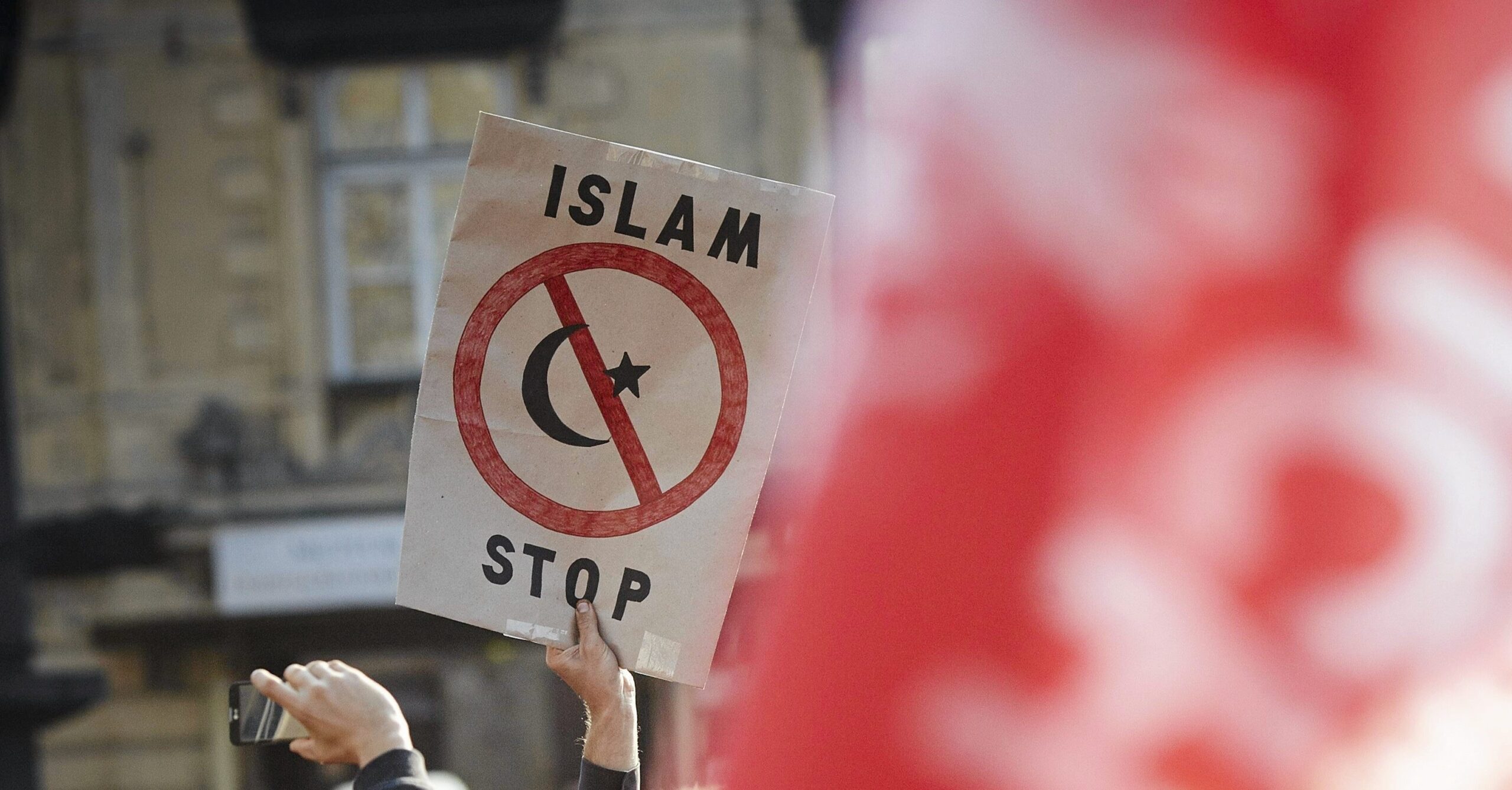 Protest against Islamic centre in Kraków as city condemns “artificial fueling of fears”