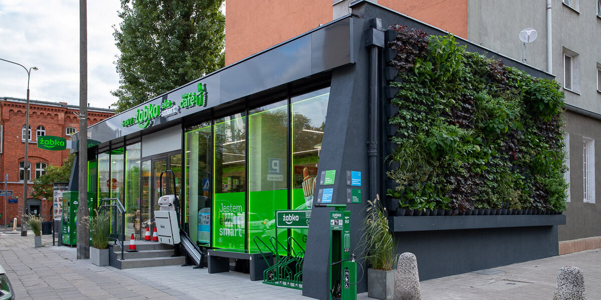 Canadian company launches €7.5 billion bid for Polish convenience store chain Żabka