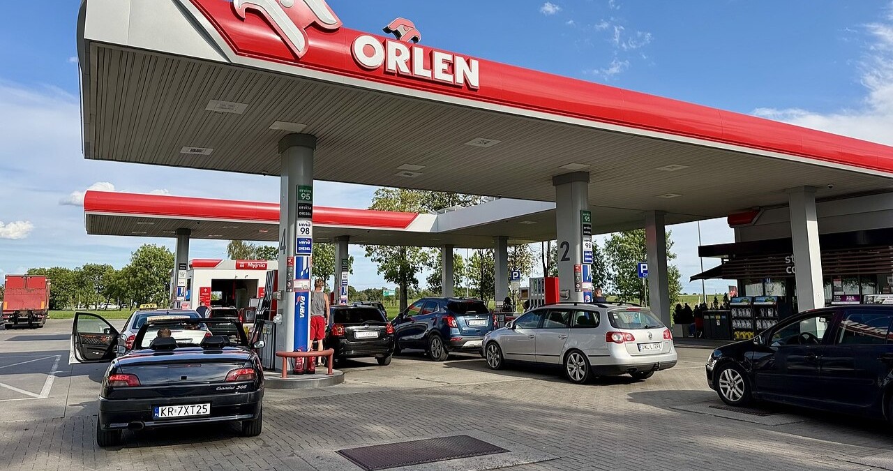 Polish president backs down and approves government’s windfall tax on fuel companies